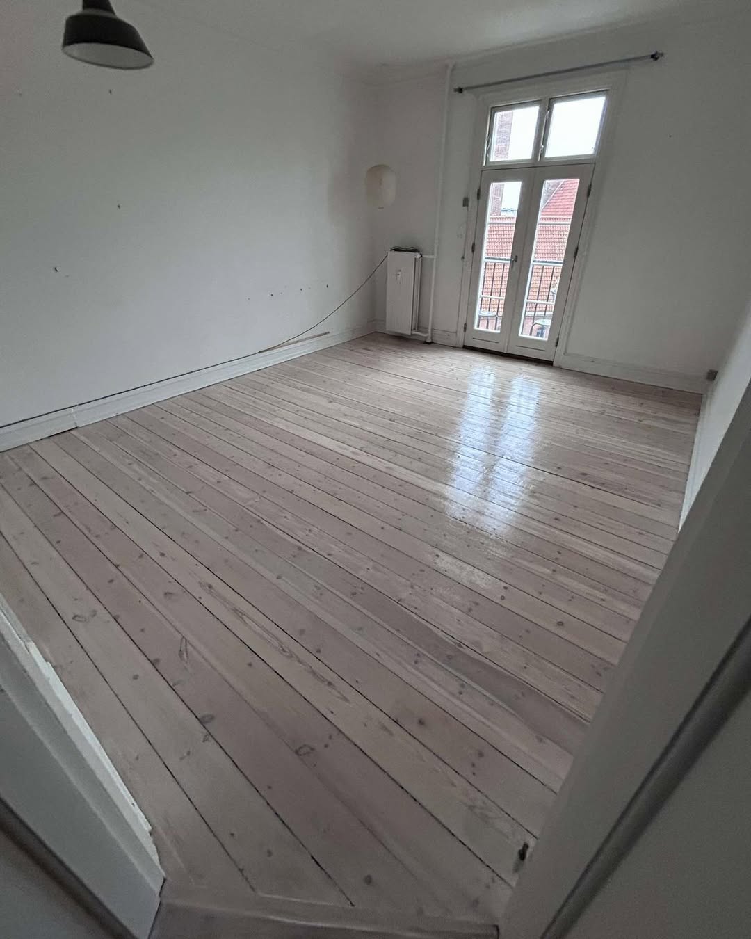Gulvet her er blevet efterbehandlet med tre gange hvid lak👷🏼_♂️Kontakt os idag for et uforplig (1)