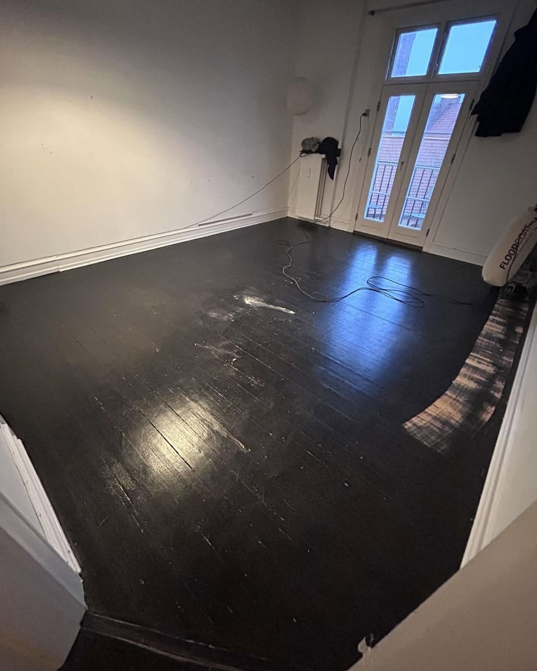 Gulvet her er blevet efterbehandlet med tre gange hvid lak👷🏼_♂️Kontakt os idag for et uforplig