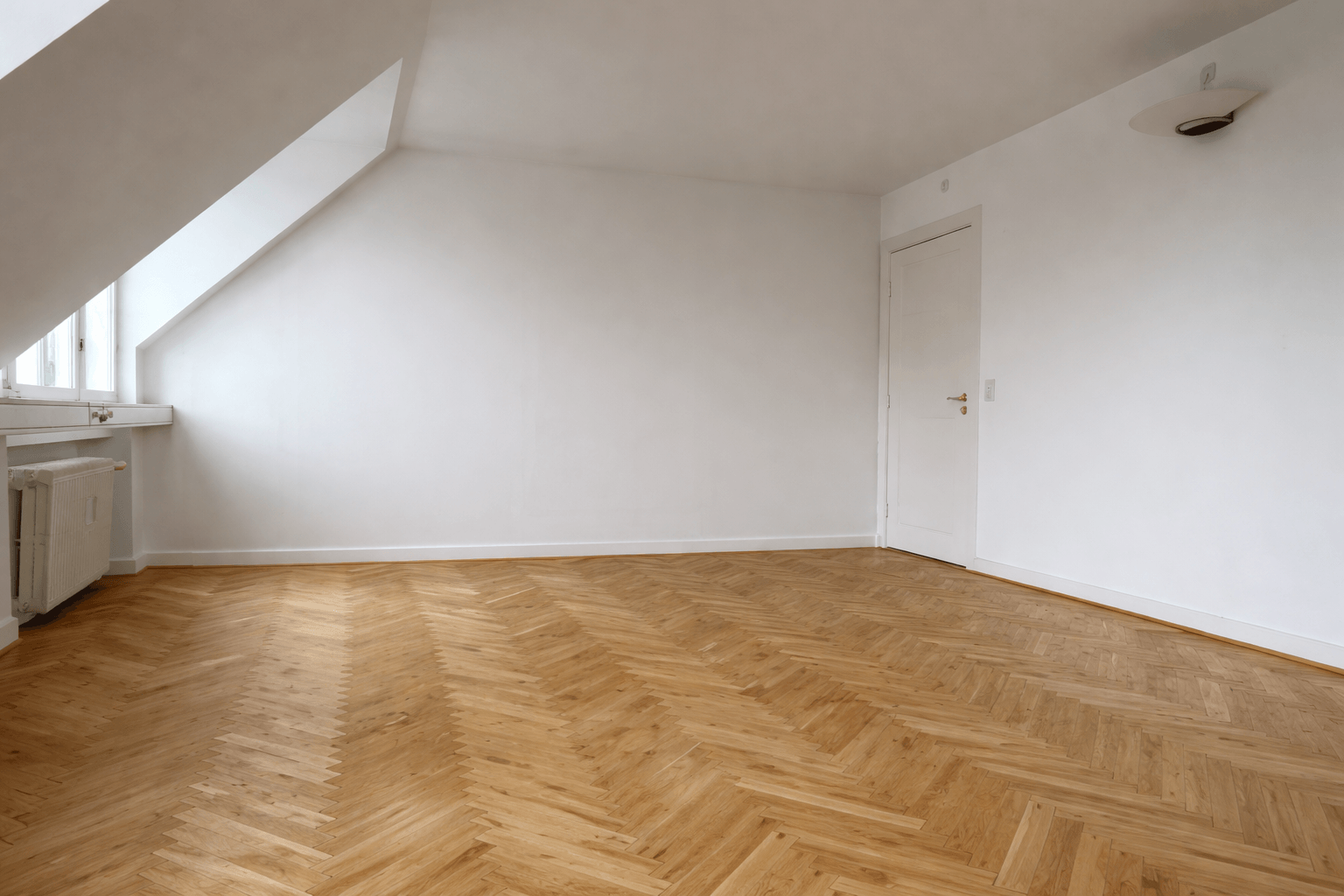 Lyst og renoveret loftsrum med parket (1)